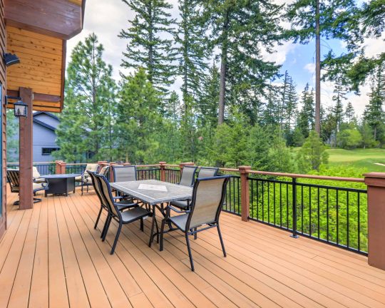 Our custom hardwood, softwood and composite material designs will blend perfectly with your home and surroundings and give you a private space to enjoy your yard with your friends and family.